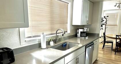 Cozy Home in Old Town on Main St 2BED-2BA Steps away from wine & food!