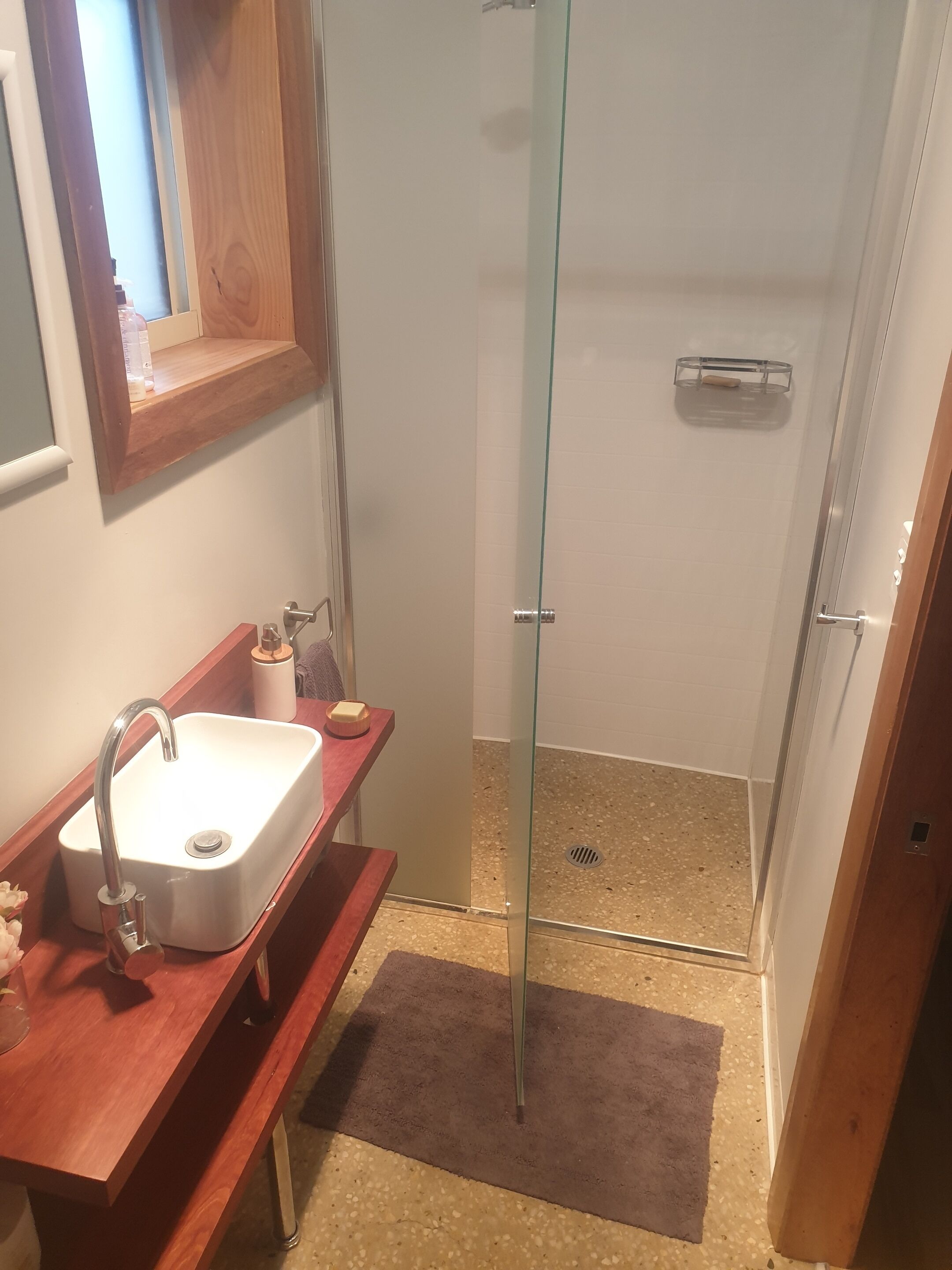 Suihku, hiustenkuivaaja, pyyhkeet, saippua