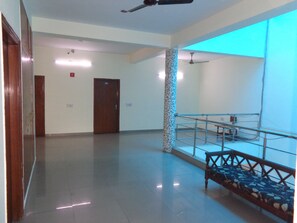Living area - Hotel Akash Palace (Noida)