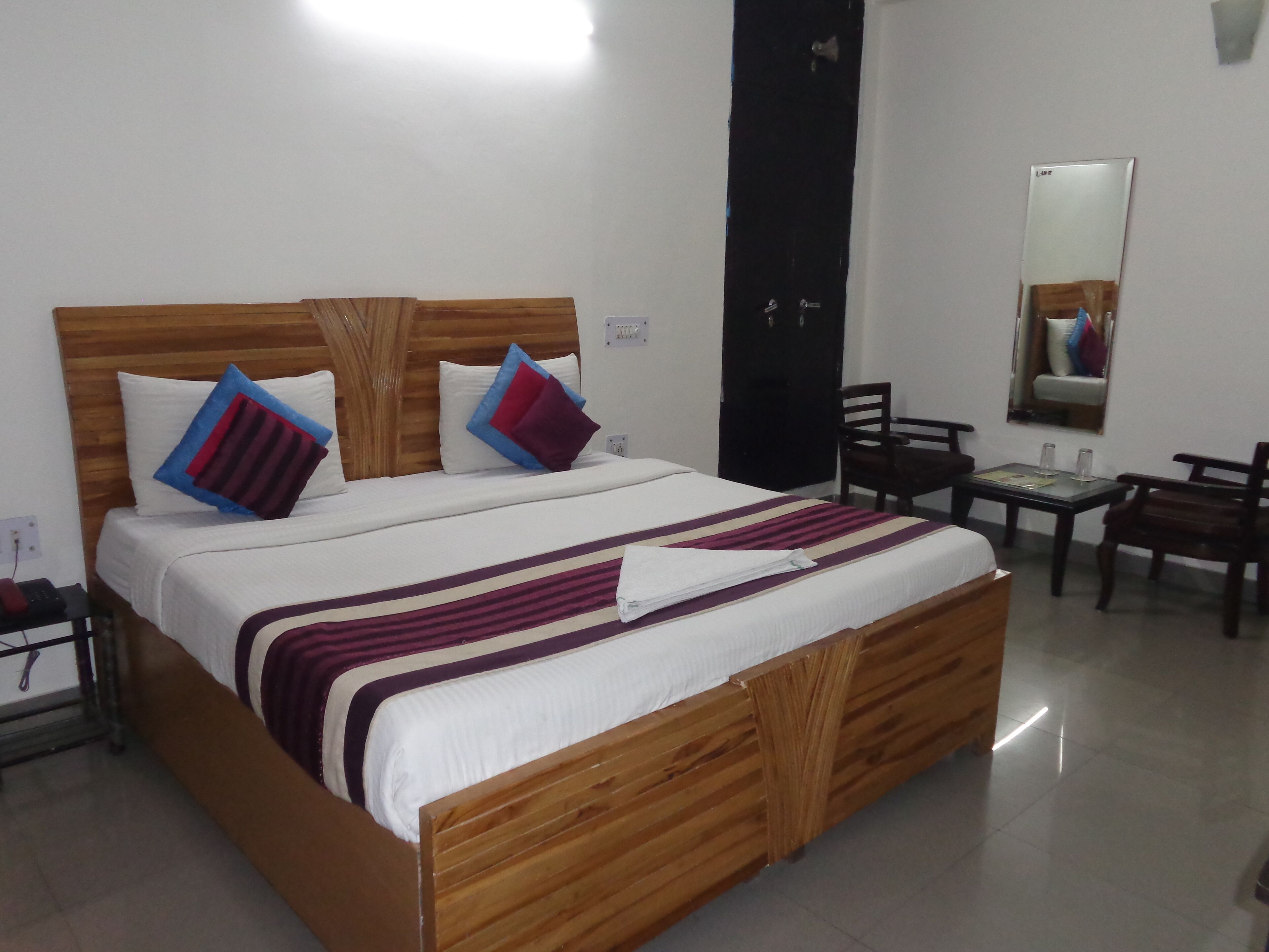 Tabla de planchar con plancha, wifi gratis y ropa de cama 