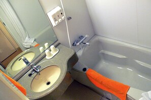 Un baño con lavamanos, espejo y bañera.