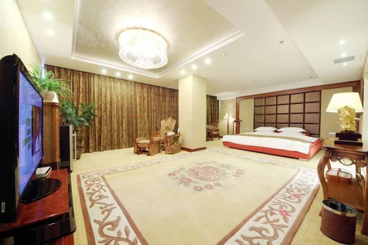 1 bilik tidur, gebar bulu kapas, peti besi dalam bilik, meja