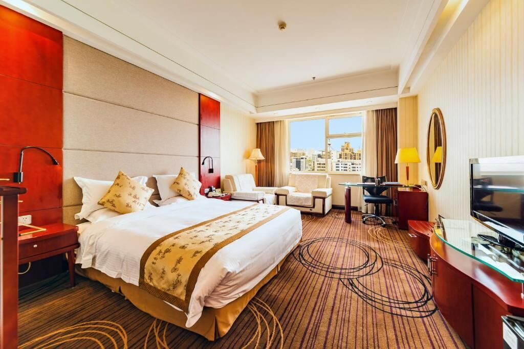 羽絨被、房內夾萬、書桌、手提電腦工作空間