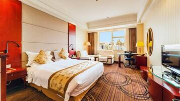 羽绒被、客房内保险箱、办公桌、笔记本电脑工作区