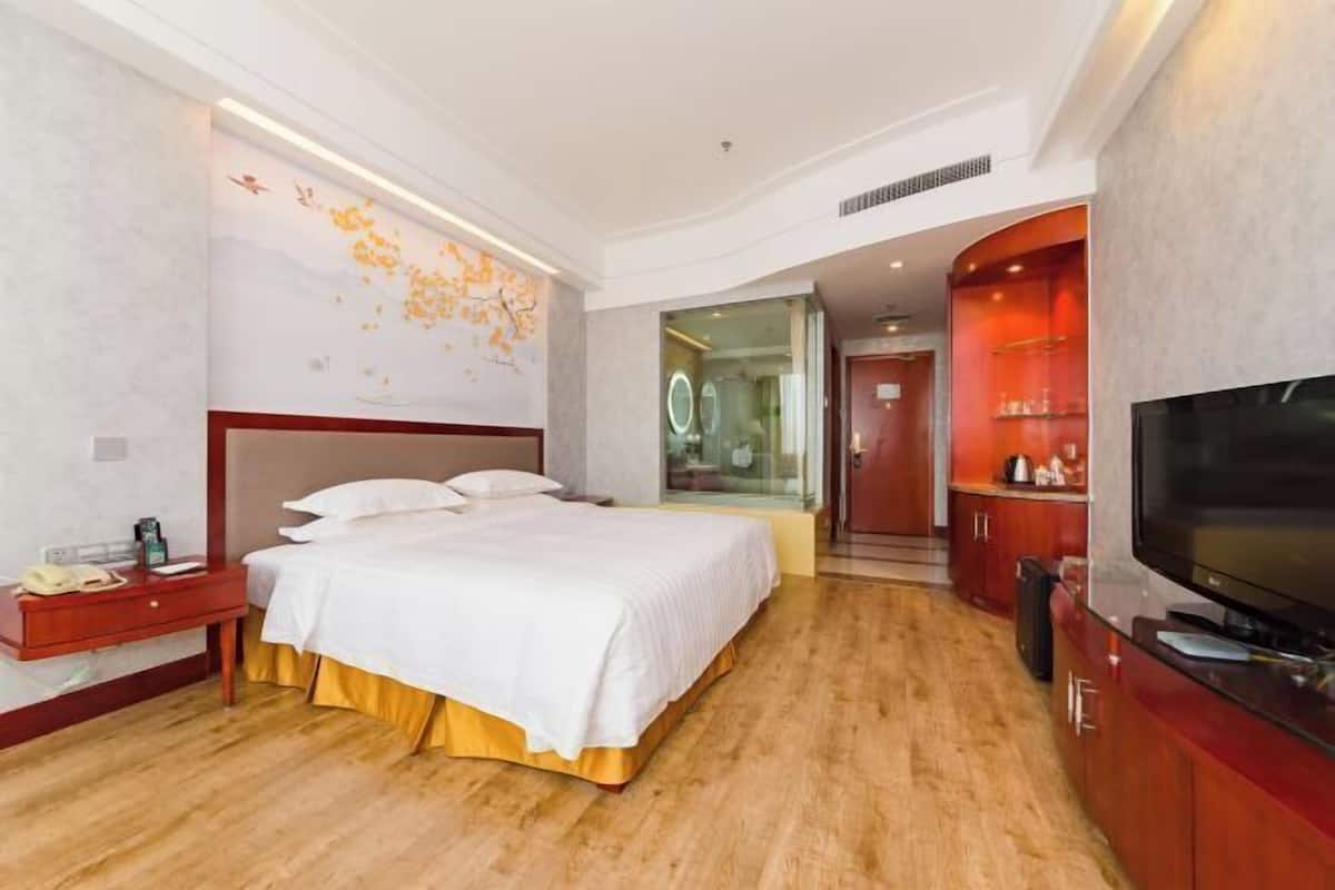 1 bilik tidur, gebar bulu kapas, peti besi dalam bilik, meja