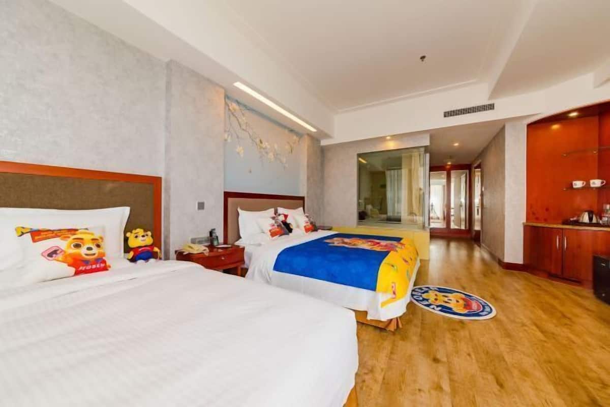 Down comforters, in-room safe, desk, laptop workspace