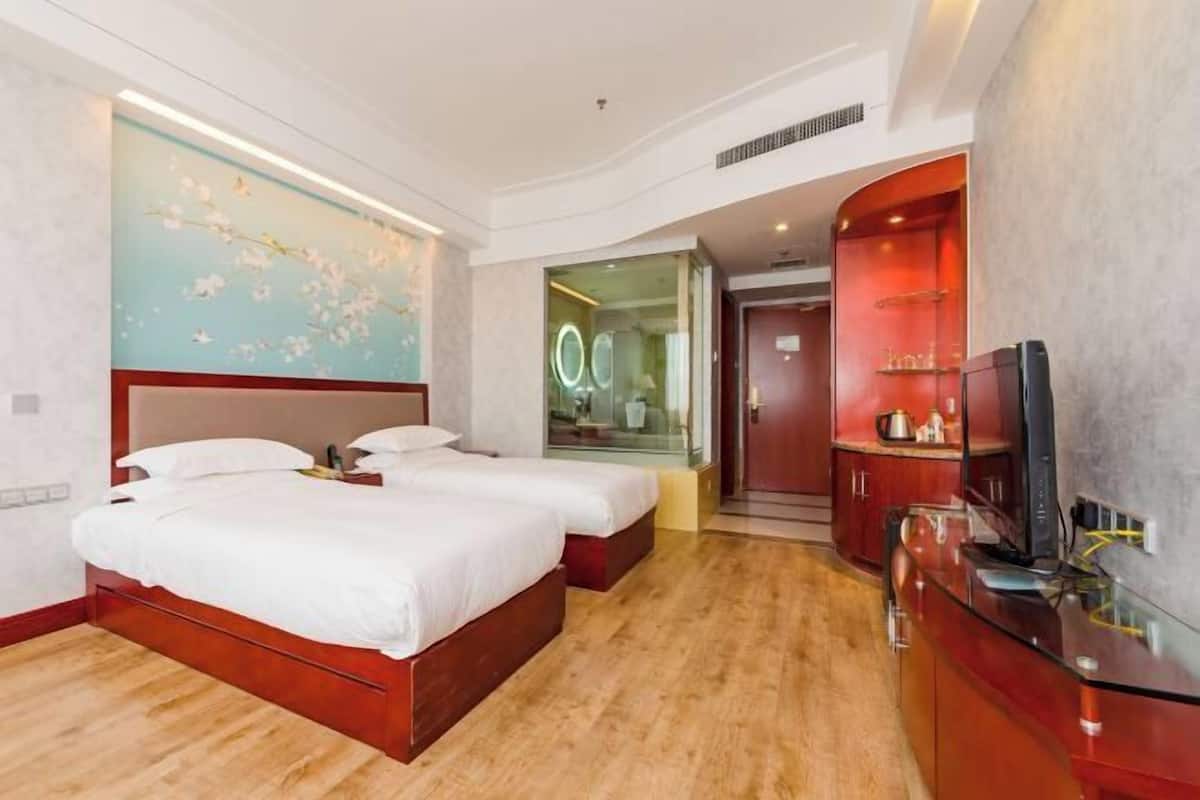 1 bilik tidur, gebar bulu kapas, peti besi dalam bilik, meja