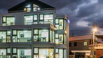 Façade de lâhĂ©bergement - soirĂ©e/nuit