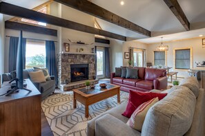 TV, fireplace - Misty Ridge - Ridge Road Scenic Cabins - Brimstone Recreation and Big South Fork (Robbins)