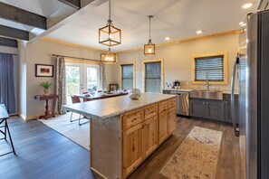Fridge, microwave, oven, stovetop - Misty Ridge - Ridge Road Scenic Cabins - Brimstone Recreation and Big South Fork (Robbins)