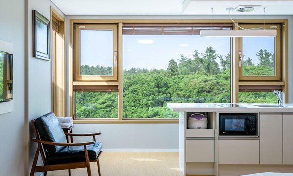 Duplex (22 PY) | Private kitchenette | Fridge, microwave, stovetop, electric kettle - La Memoria Jeju (Jeju City)