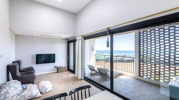 Room, Jetted Tub (20 PY) | Living area | Flat-screen TV