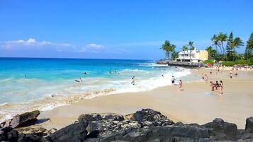 Playa en los alrededores, camastros y toallas de playa