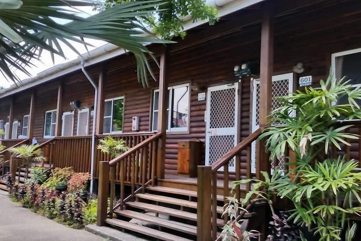 cabin, 2 single beds | blackout curtains, free wifi