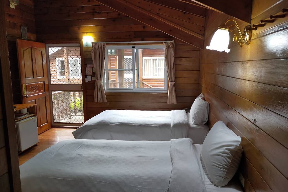 cabin, 2 single beds | blackout curtains, free wifi