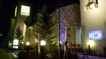 施設の正面 (日没後)