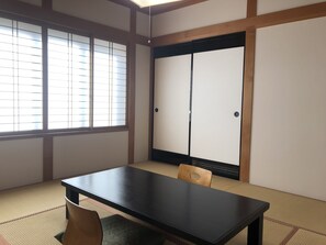 Quarto tradicional (Japanese Style, For 3 Guests) | Escrivaninha, Wi-Fi de cortesia