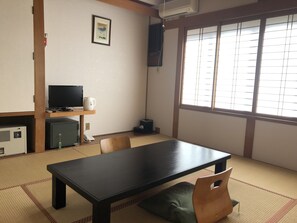 Quarto tradicional (Japanese Style, For 3 Guests) | Escrivaninha, Wi-Fi de cortesia