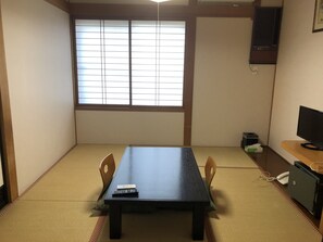 Quarto tradicional (Japanese Style, For 2 Guests) | Escrivaninha, Wi-Fi de cortesia