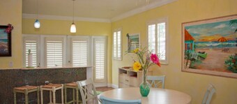 Beautiful waterfront 2-bed/2-bath island getaway on Matlacha Island.