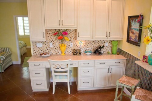 Beautiful waterfront 2-bed/2-bath island getaway on Matlacha Island.