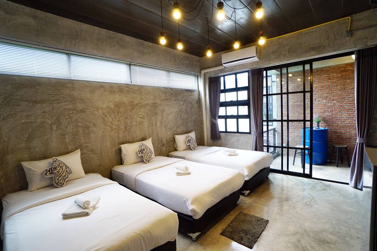 Triple Room | Minibar, desk, WiFi (free), bed sheets
