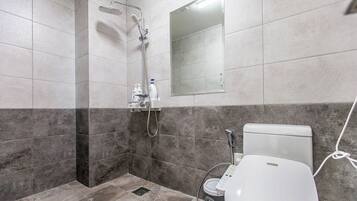 Studio, Meerblick (13 PY, 3rd Floor) | Badezimmer | Dusche, kostenlose Toilettenartikel, Haartrockner, Handtücher