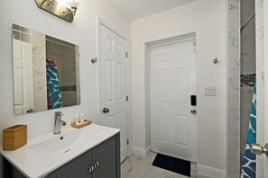 Shower, free toiletries