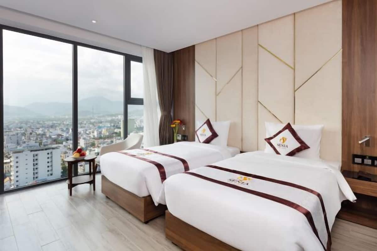 Minibar, in-room safe, desk, WiFi (free)