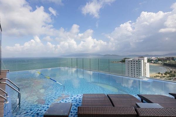 Outdoor pool, open 7:00 AM to 10:00 PM, pool umbrellas, sun loungers