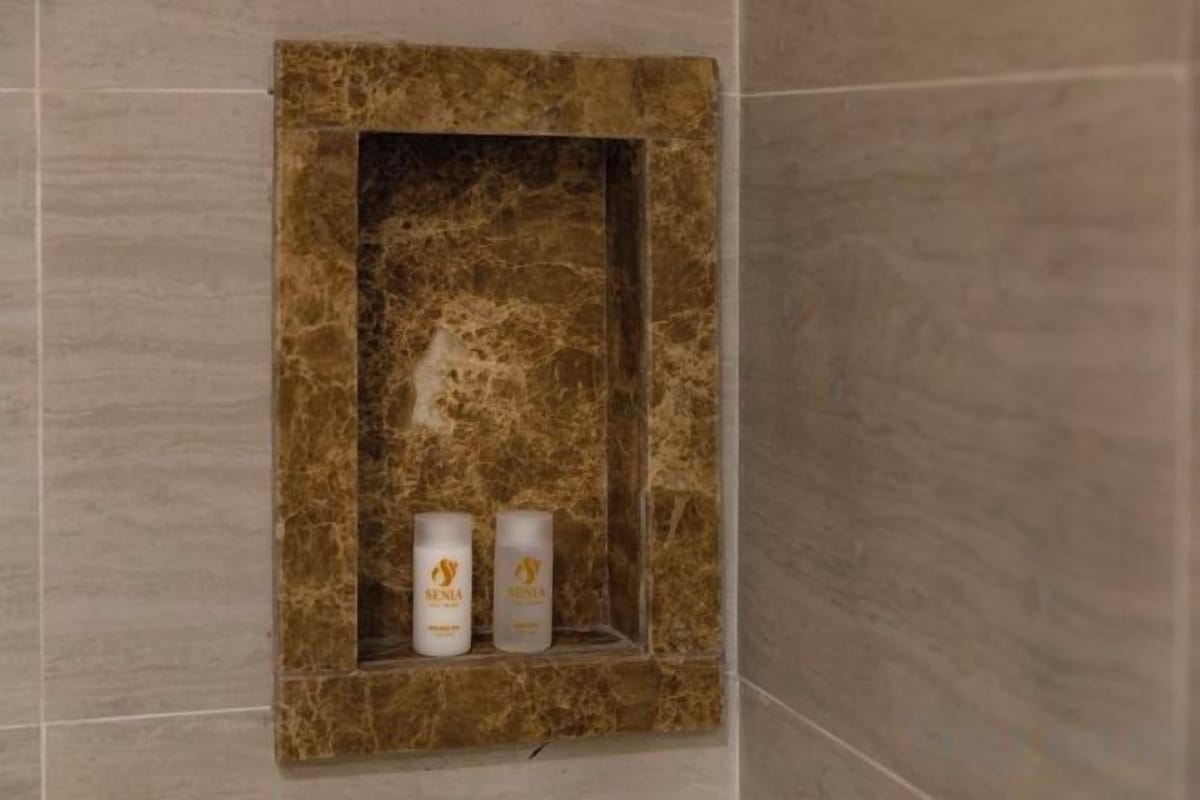 Shower, rainfall showerhead, free toiletries, hair dryer