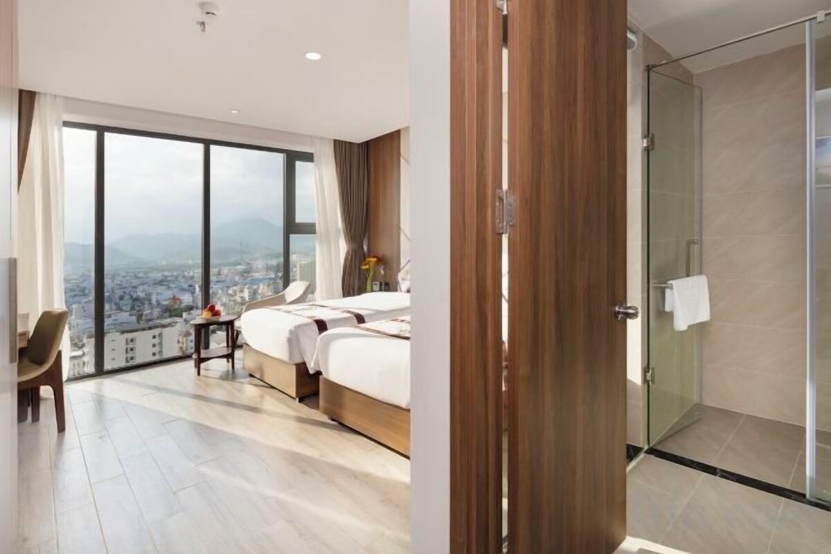 Minibar, in-room safe, desk, WiFi (free)