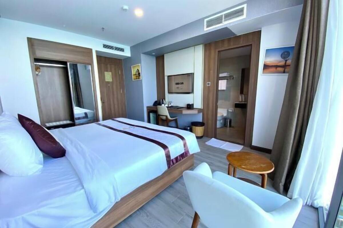 Minibar, in-room safe, desk, WiFi (free)