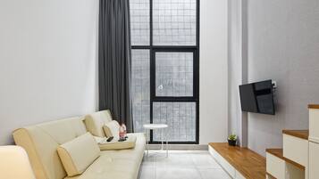 Minibar, escritorio, cortinas blackout y wifi gratis
