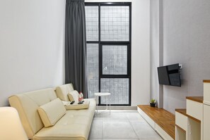 Minibar, desk, blackout curtains, free WiFi - Sakura Terrace Setiabudi (Jakarta)