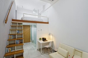 Minibar, desk, blackout curtains, free WiFi - Sakura Terrace Setiabudi (Jakarta)