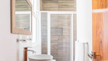 Douche, articles de toilette gratuits, sĂšche-cheveux