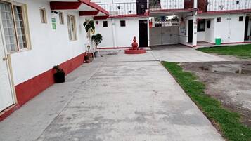 Vista frontal de la propiedad