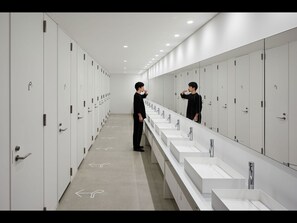 シャワー、ヘアドライヤー、スリッパ、ビデ