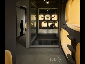 A modern bathroom with a glass partition, a toilet, and a sink. - 9h nine hours Hamamatsucho (Tokyo)