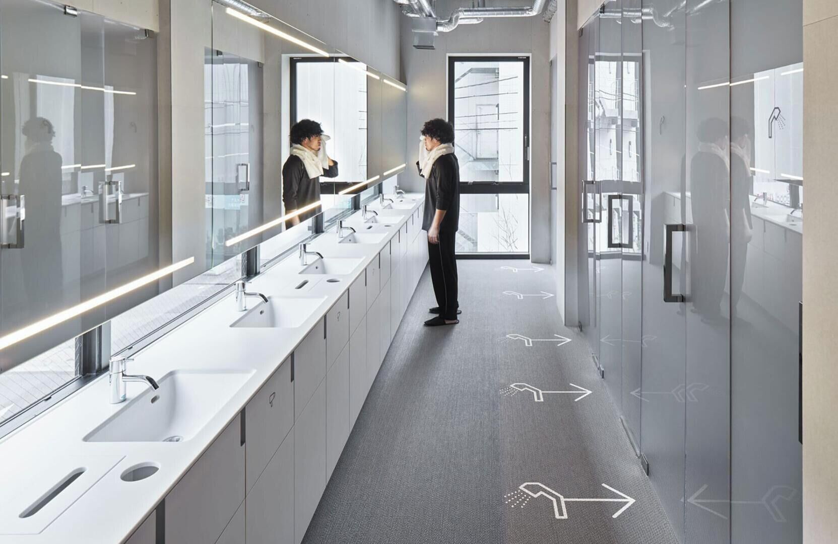 Baño | Regadera, secadora de cabello, pantuflas, bidet electrónico 