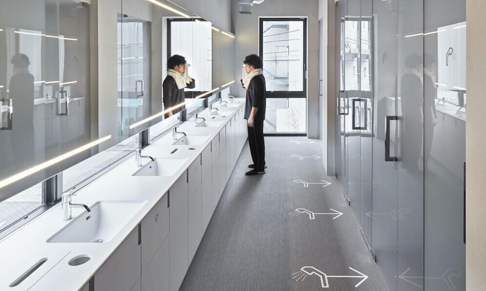 Baño | Regadera, secadora de cabello, pantuflas, bidet electrónico 