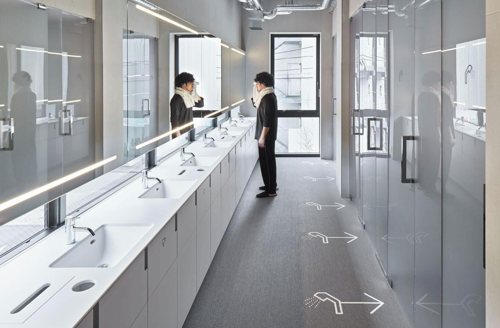 Baño | Regadera, secadora de cabello, pantuflas, bidet electrónico 
