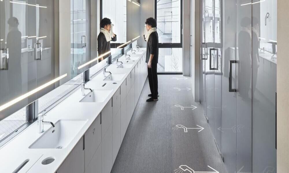 Baño | Regadera, secadora de cabello, pantuflas, bidet electrónico 