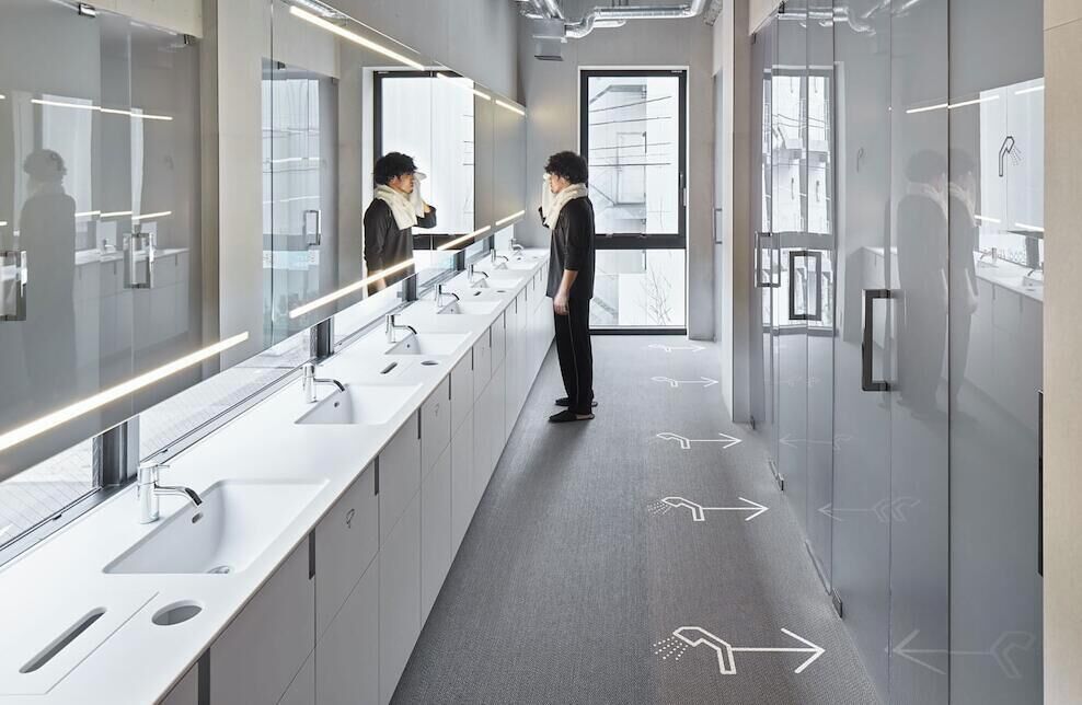 Baño | Regadera, secadora de cabello, pantuflas, bidet electrónico 