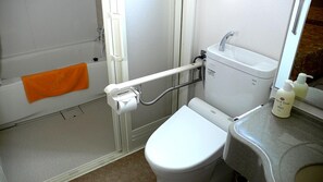 Separate bathtub and shower, deep-soaking bathtub, hair dryer - Family Lodge Hatagoya Sodegaura (Sodegaura)