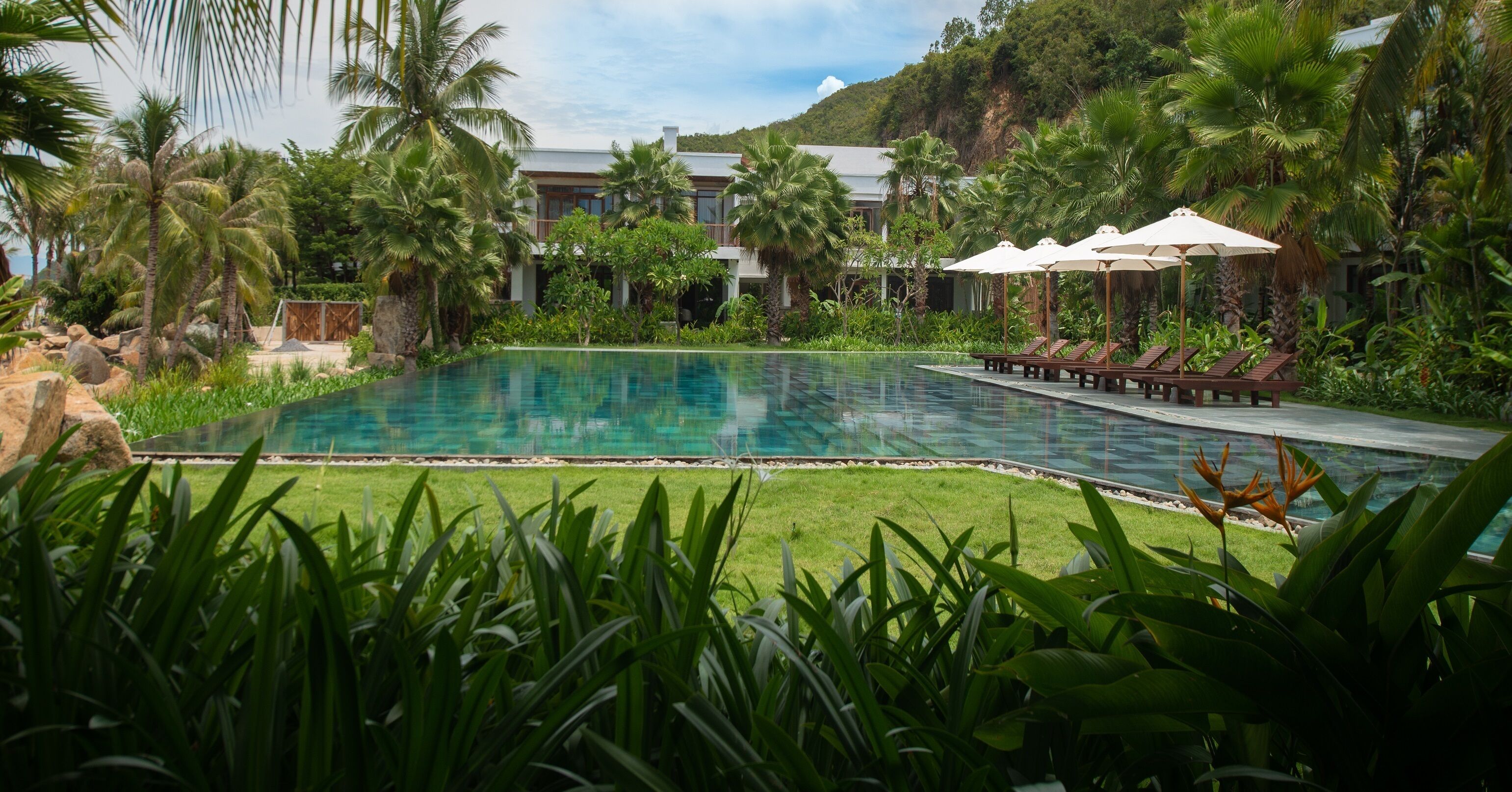 2 utendørsbassenger, bassengparasoller og solsenger