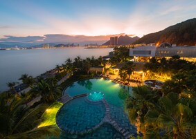 2 개의 야외 수영장, 06:00 ~ 19:00 오픈, 수영장 파라솔, 일광욕 의자