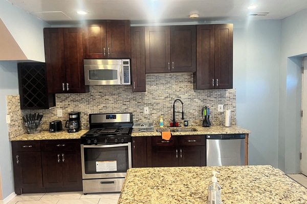 Køleskab, mikrobølgeovn, ovn, kogeplade