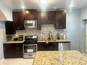 Een koelkast, een microgolfoven, een oven, een kookplaat